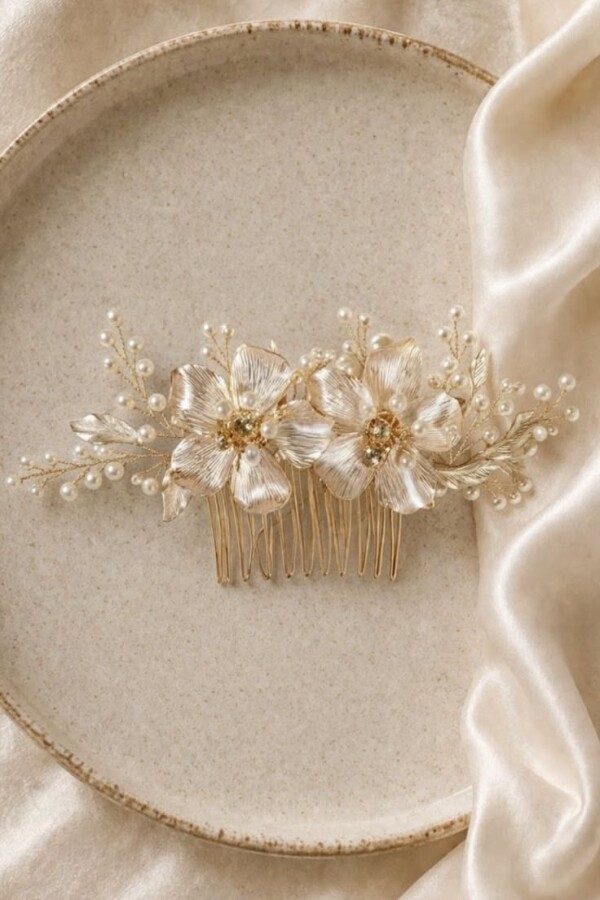 Élégance avec bijoux cheveux