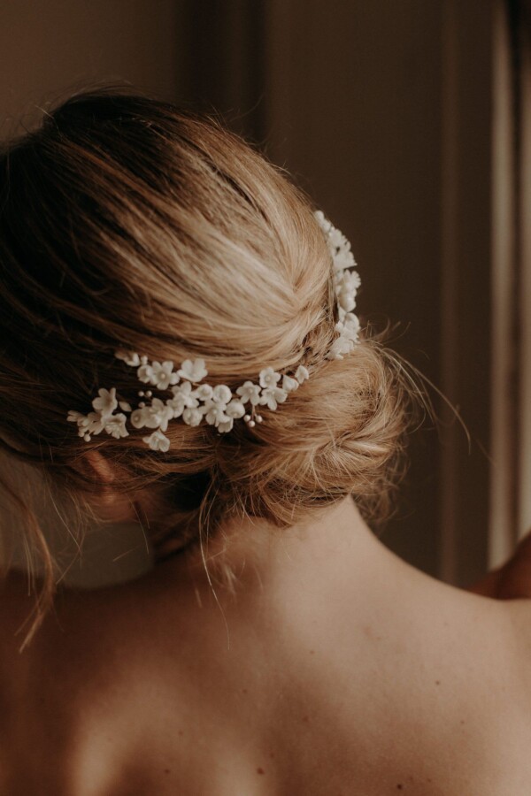 Élégance avec bijoux cheveux