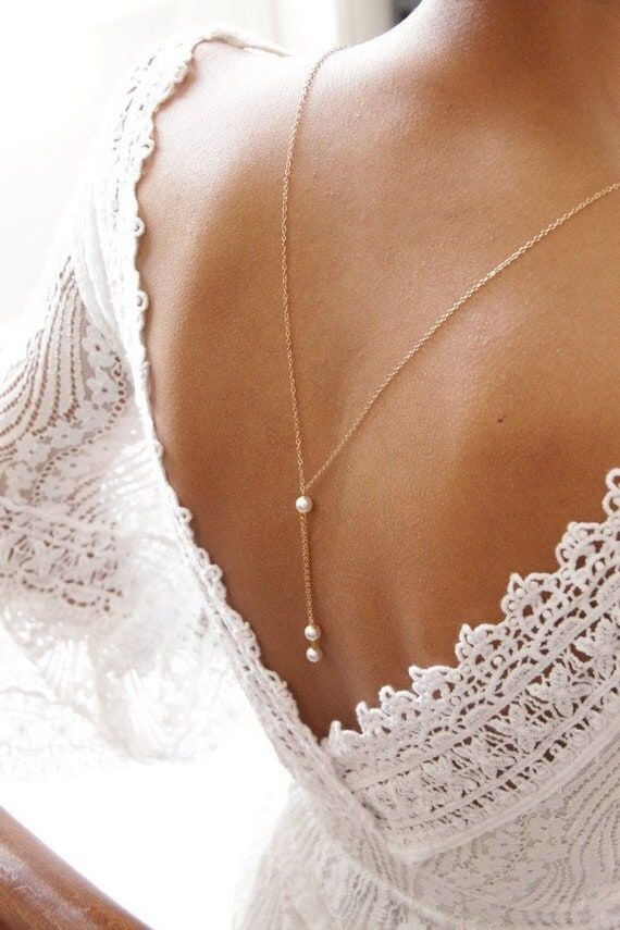 Élégants bijoux de dos