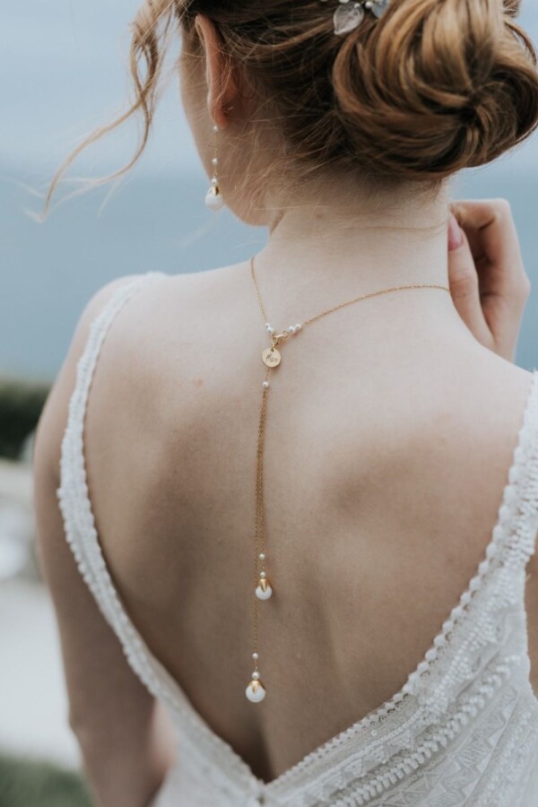 Élégants bijoux de dos