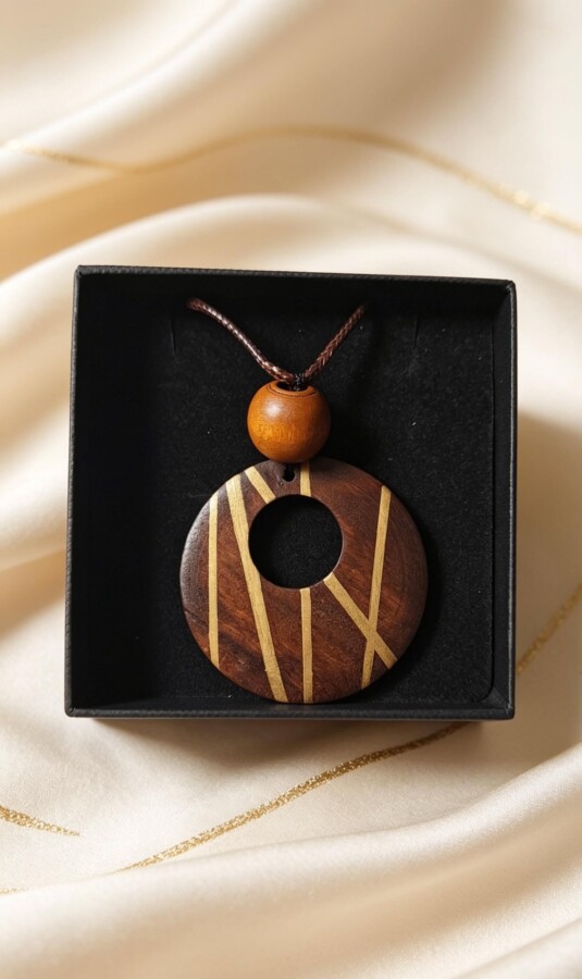 Bijoux en bois artisanaux