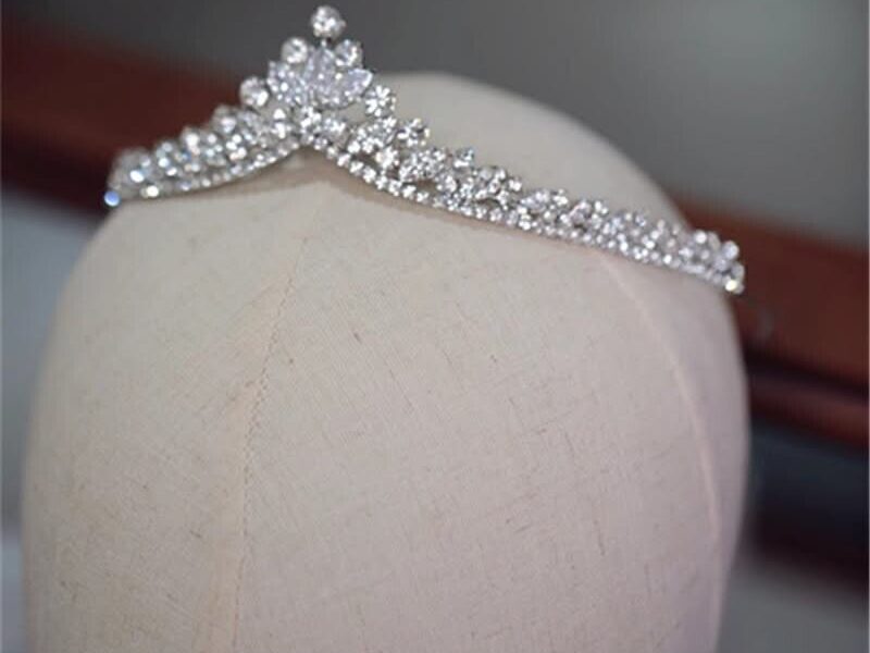 Bijoux de Tête Mariage : Couronnes et Diadèmes Éblouissants